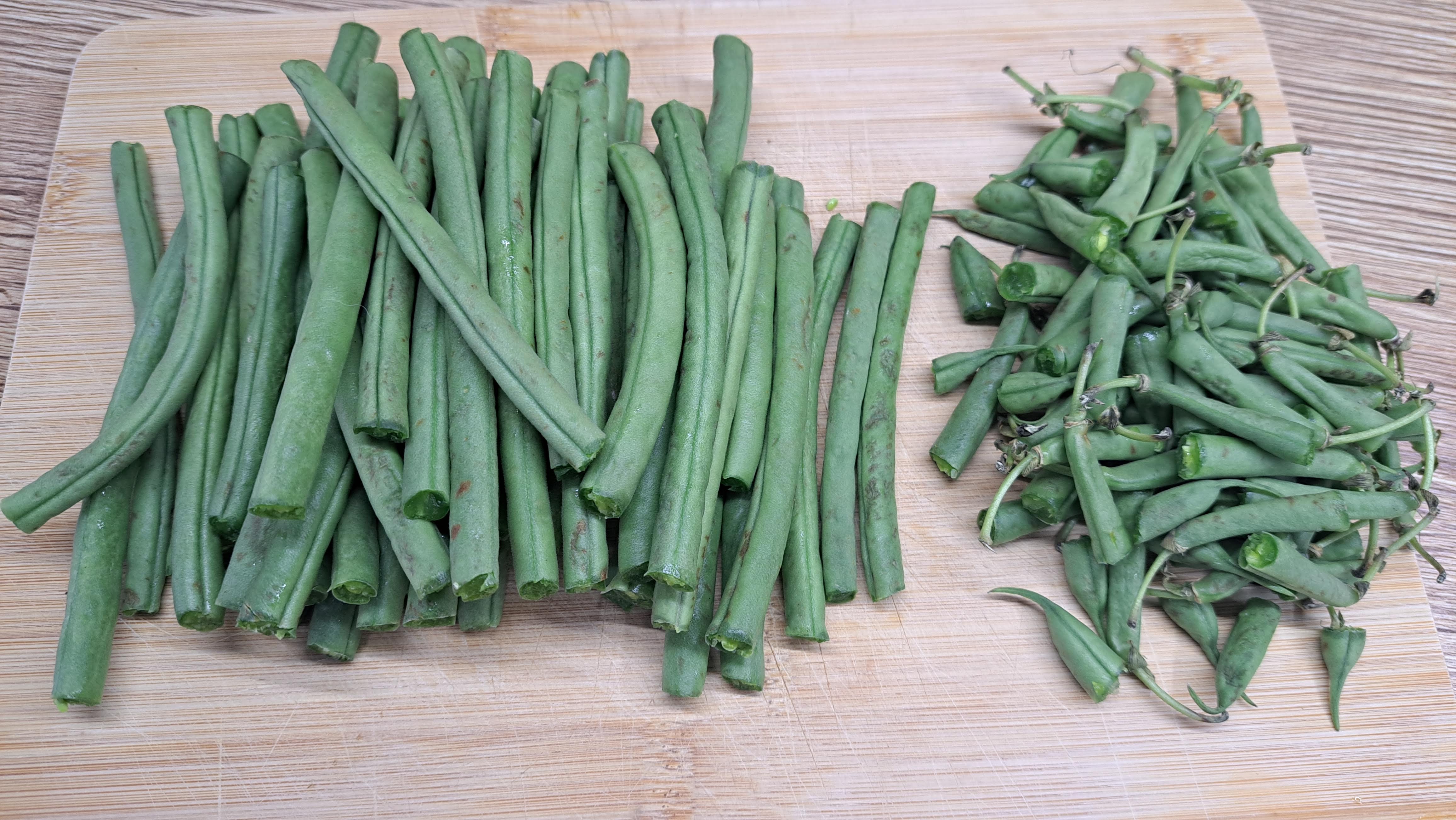 Očistíme si čerstvé zelené fazuľové struky, odstrihneme ich oba konce
