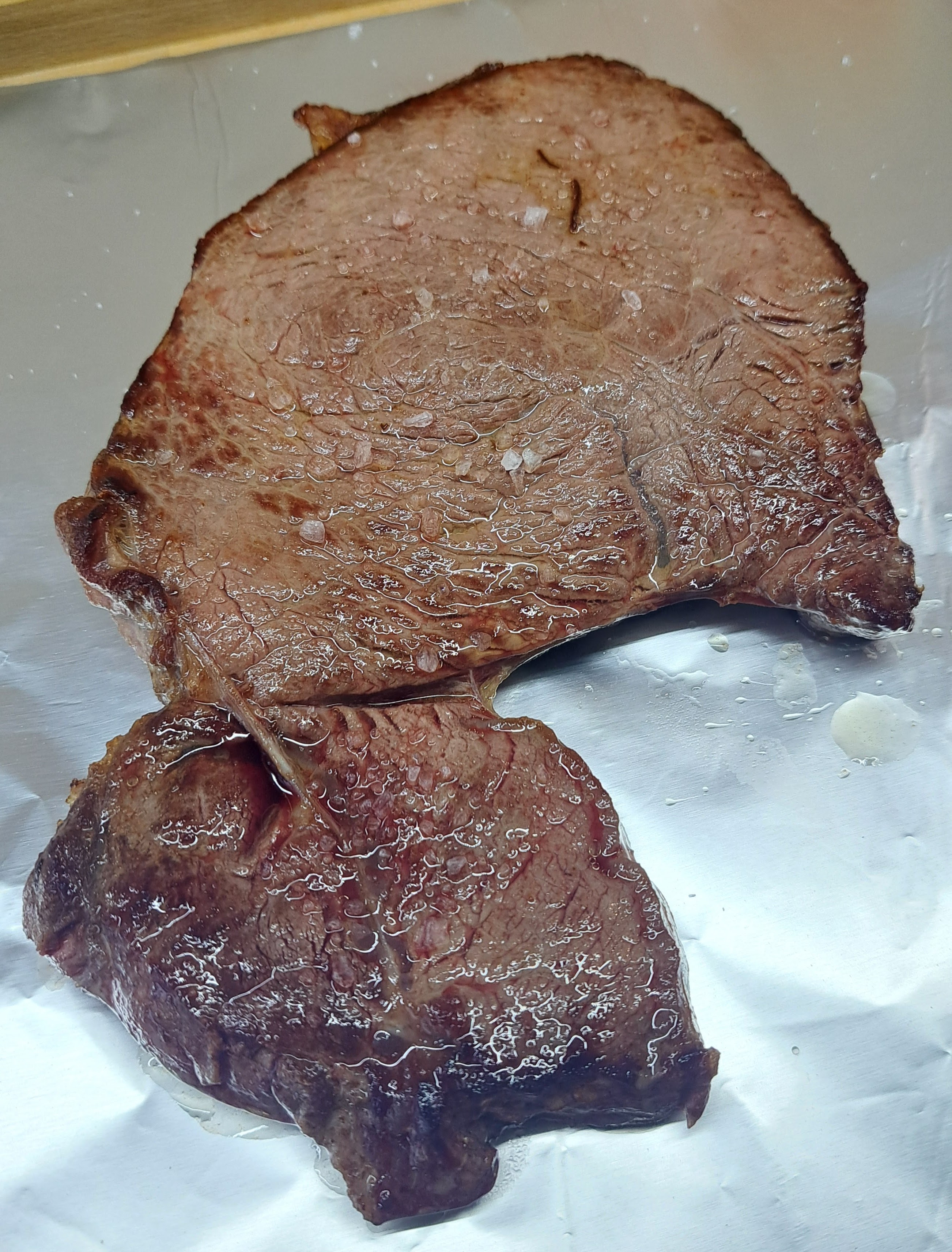 Steak posypeme morskou soľou, prípadne aj čiernym korením a zabalíme ho do alobalu