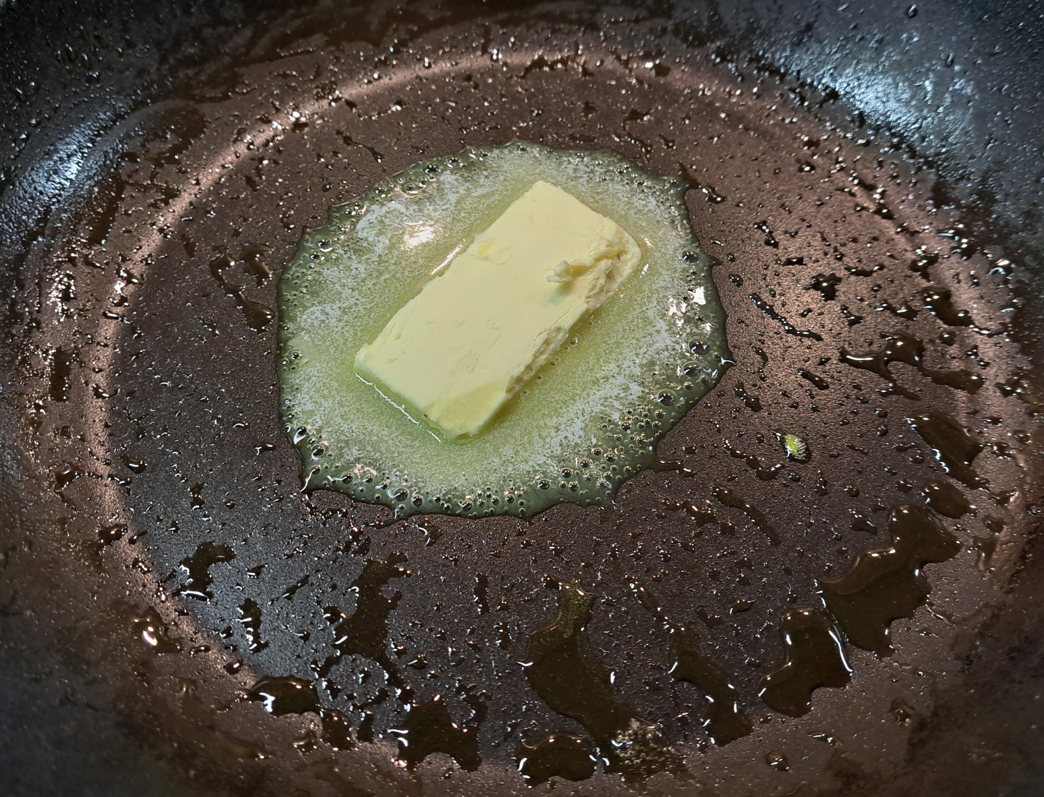 V panvici, na ktorej sme robili steaky rozpustíme kúsok masla