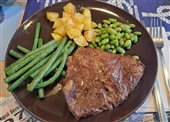 Rump steak s pečenými zemiakmi, fazuľovými strukmi a sójovými bôbmi edamame