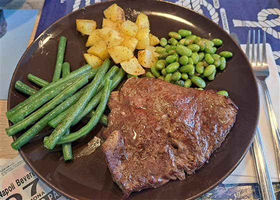 Rump steak s pečenými zemiakmi, fazuľovými strukmi a sójovými bôbmi edamame