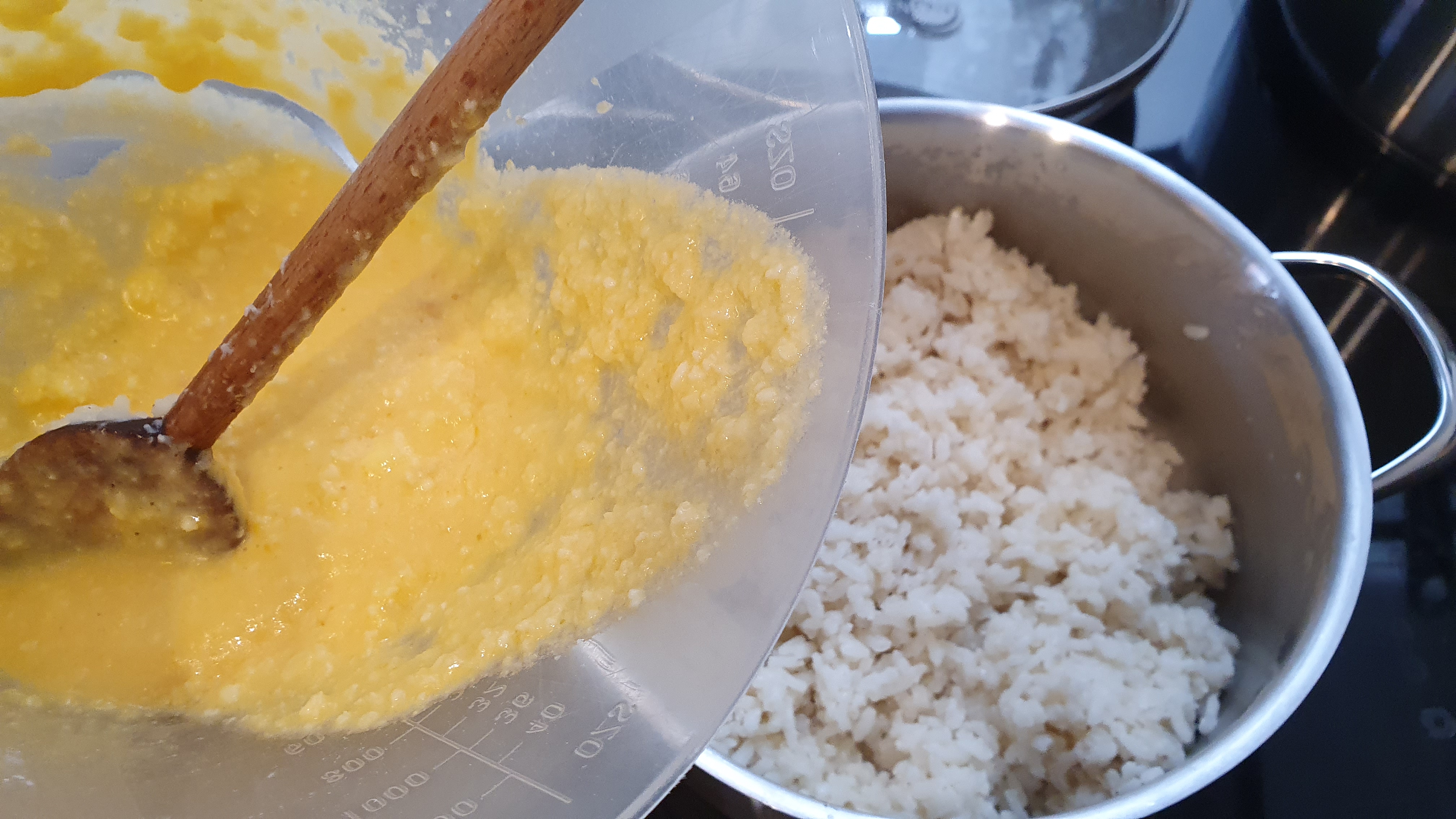 40 gramov masla, tri žĺtka (bielka si odložíme na záver receptu) a dve lyžice práškového cukru rozmiešame a pridáme k uvarenej vychladnutej ryži.