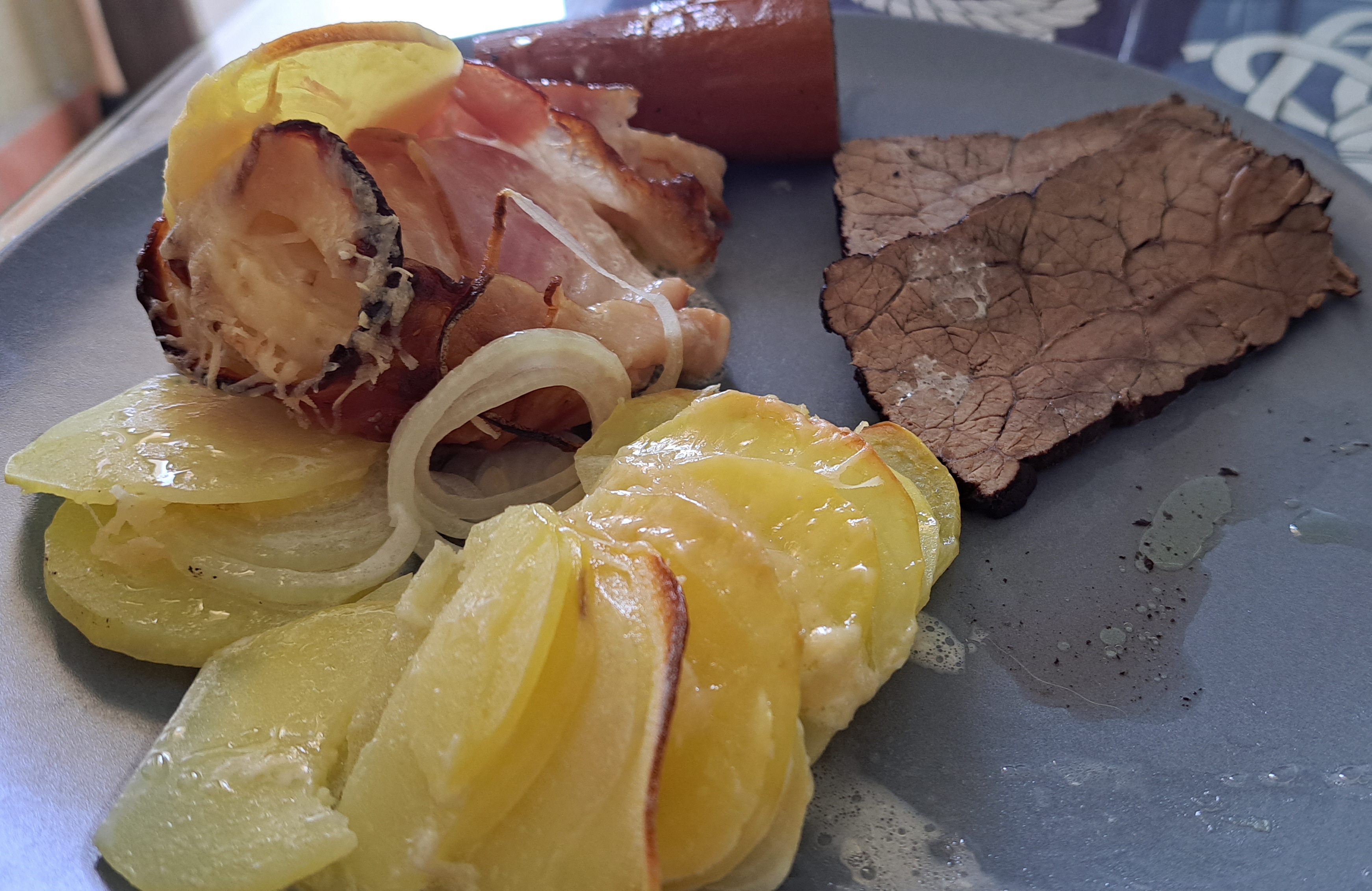 Hovädzie stehno so slaninovými zemiakovo-cibuľovými kvetmi - recept