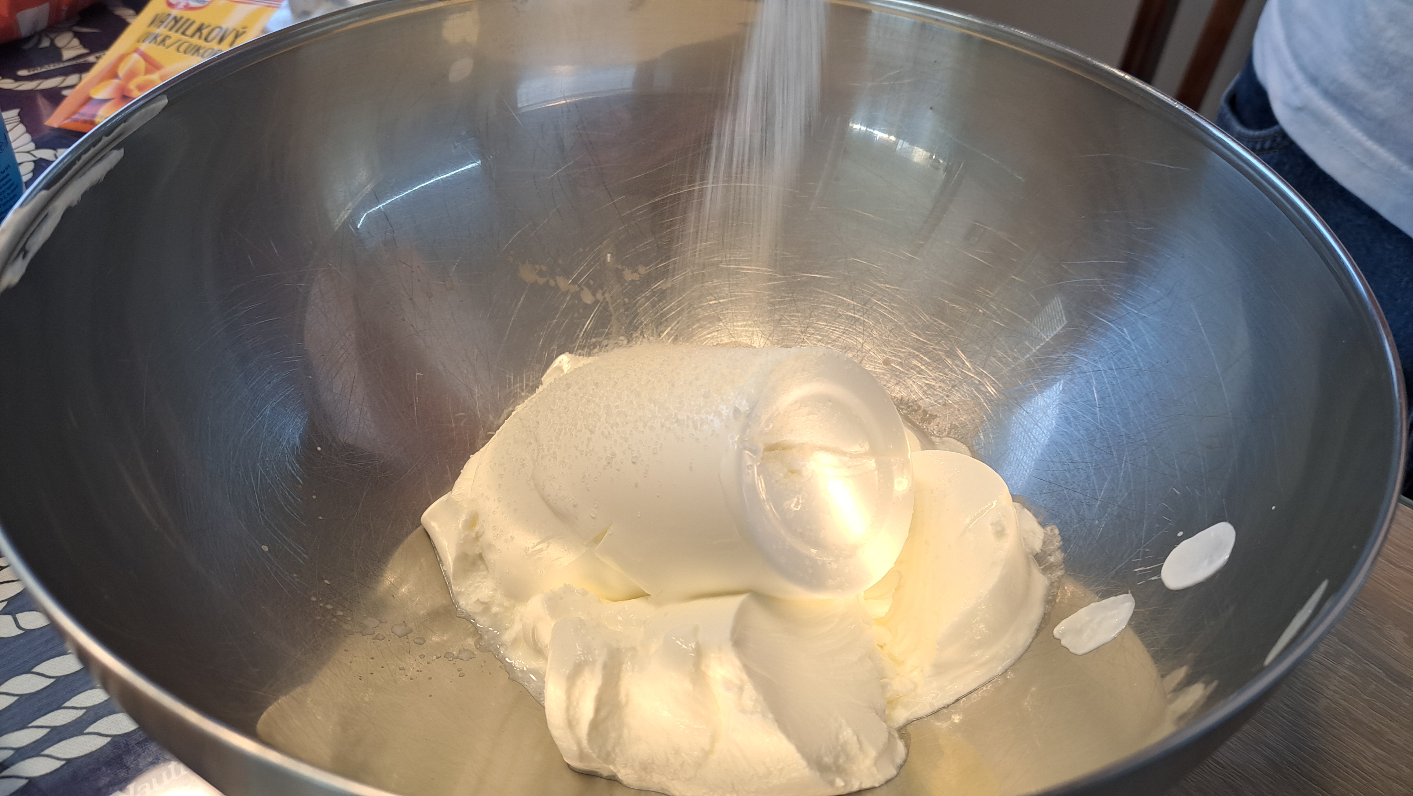 Do misy vložíme kyslé smotany a zasypeme ich vanilkovým cukrom