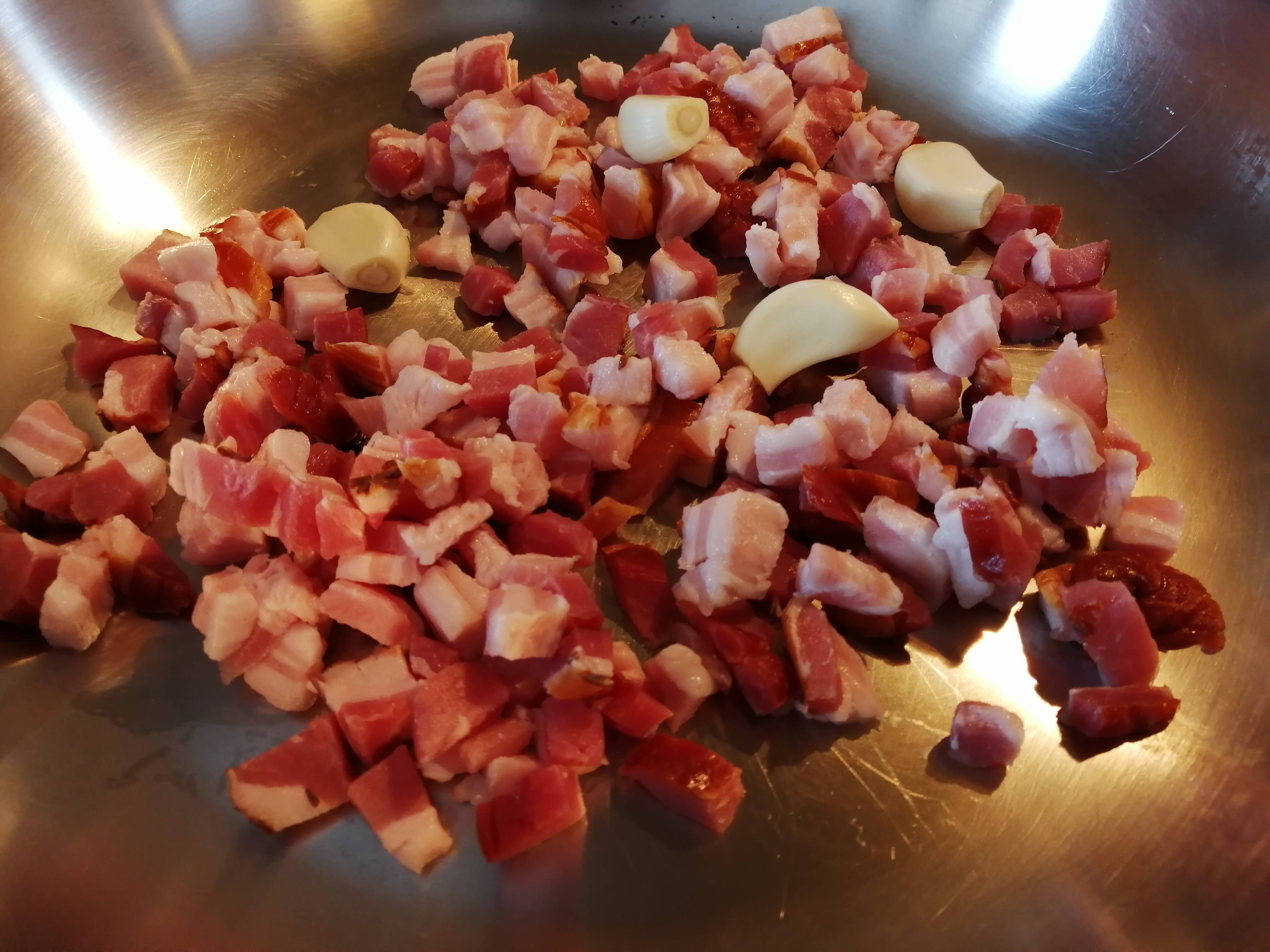 Nakrájanú slaninu vložíme na rozpálenú panvicu.