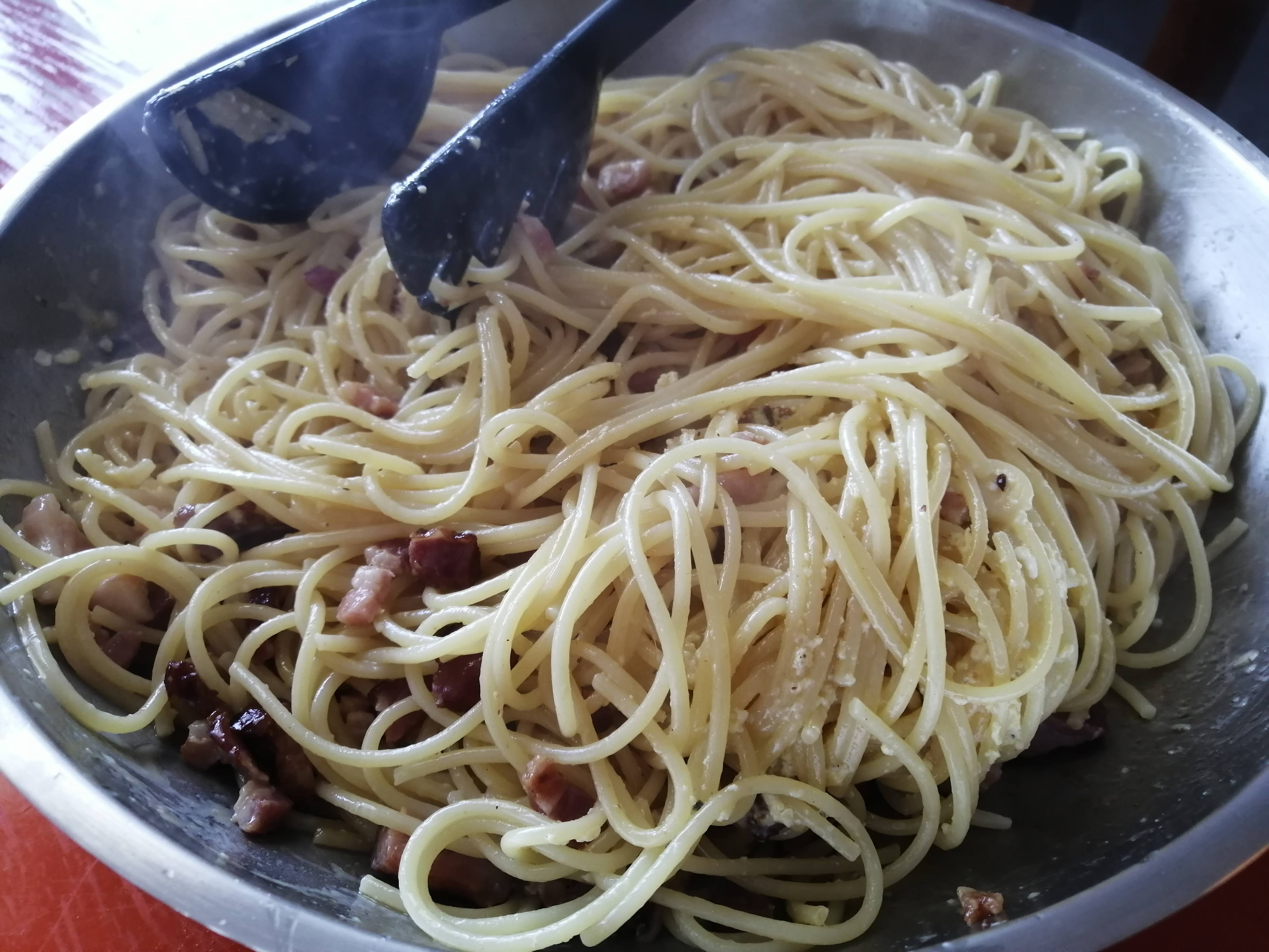 Spaghetti Carbonara premiešame a prehadzujeme krém