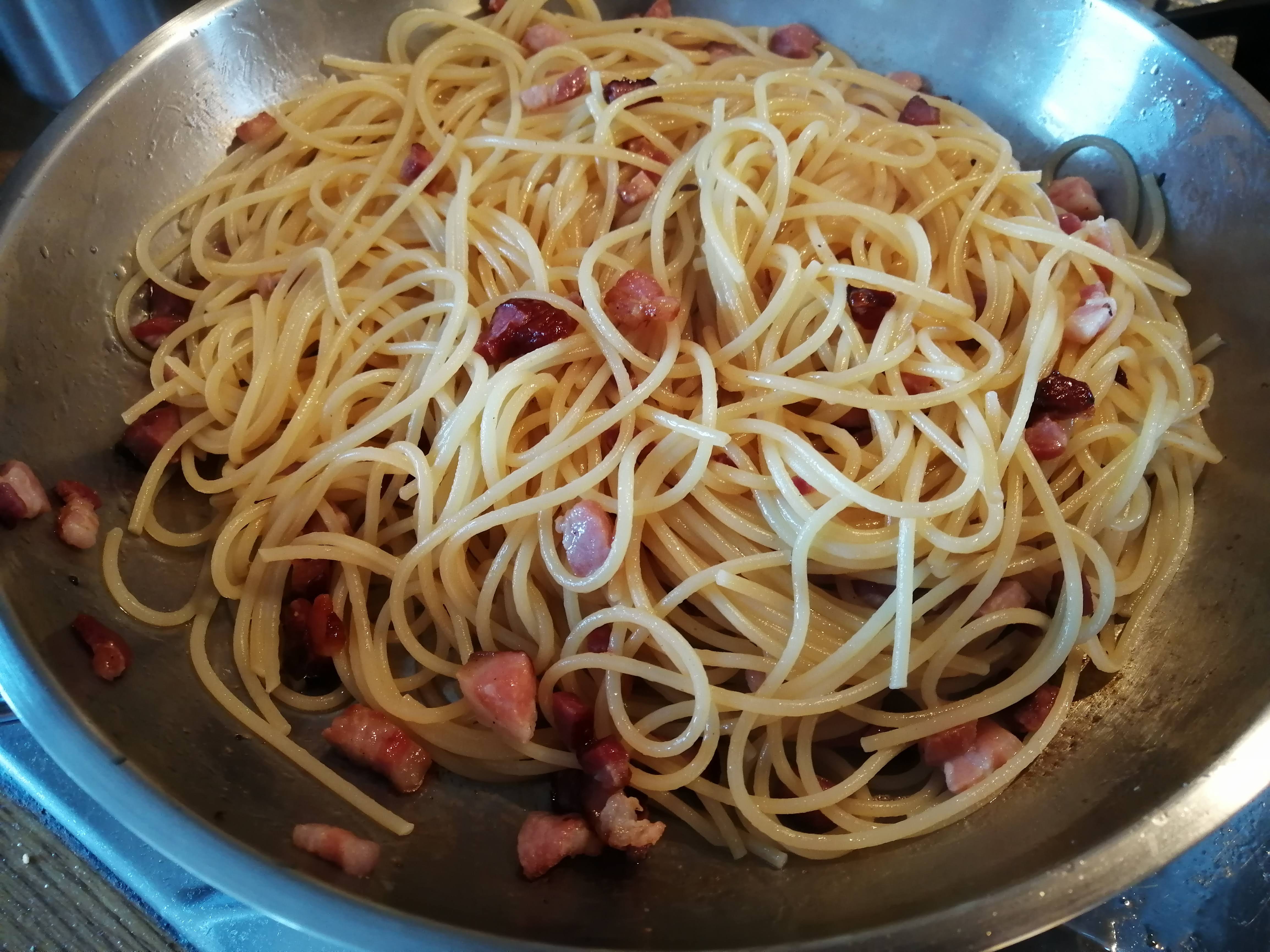 Špagety spolu so slaninou premiešame a ešte chvíľu spolu dovaríme