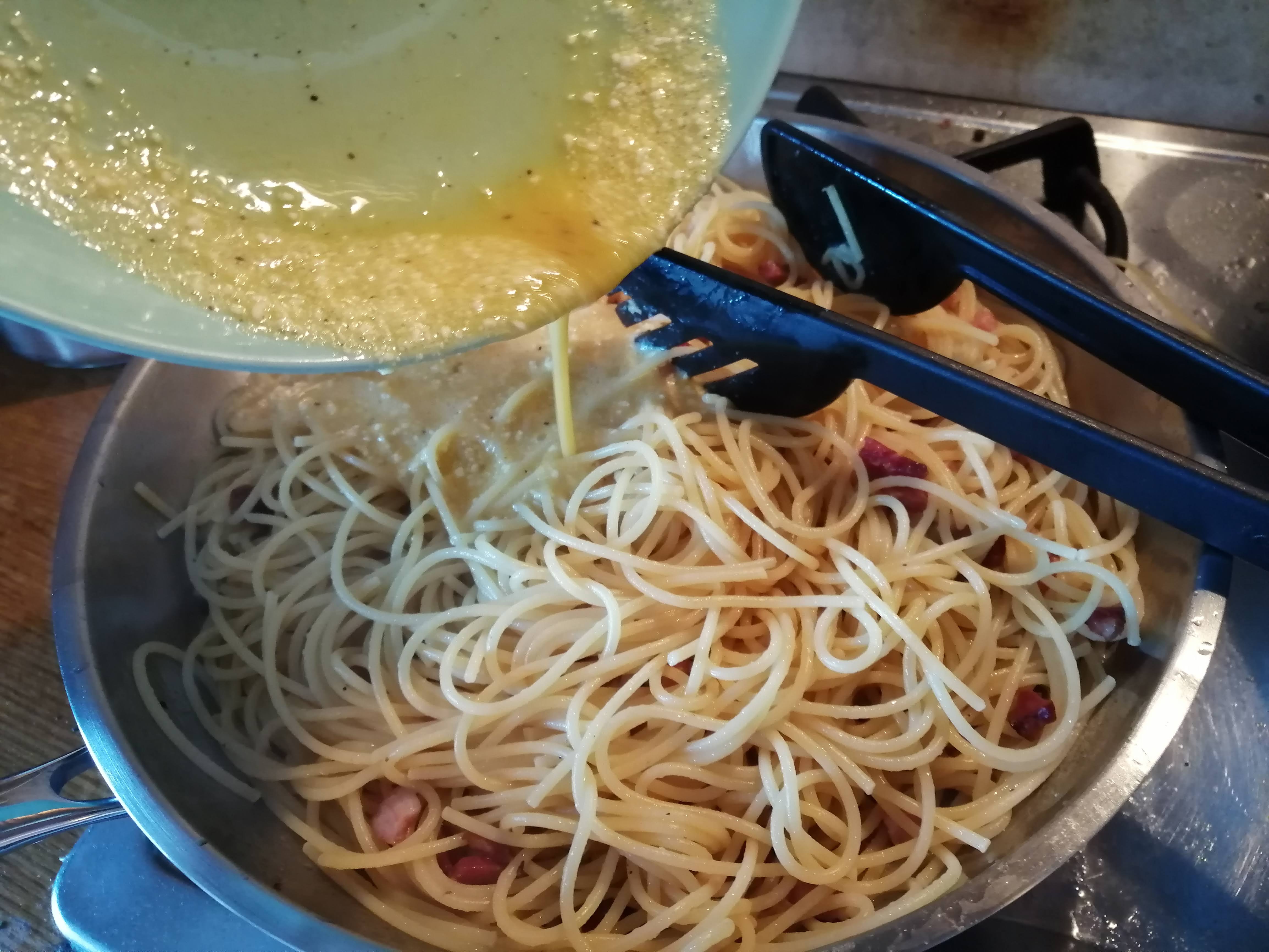 Pripravenú zmes vlejeme na špagety so slaninou do panvice a miešame