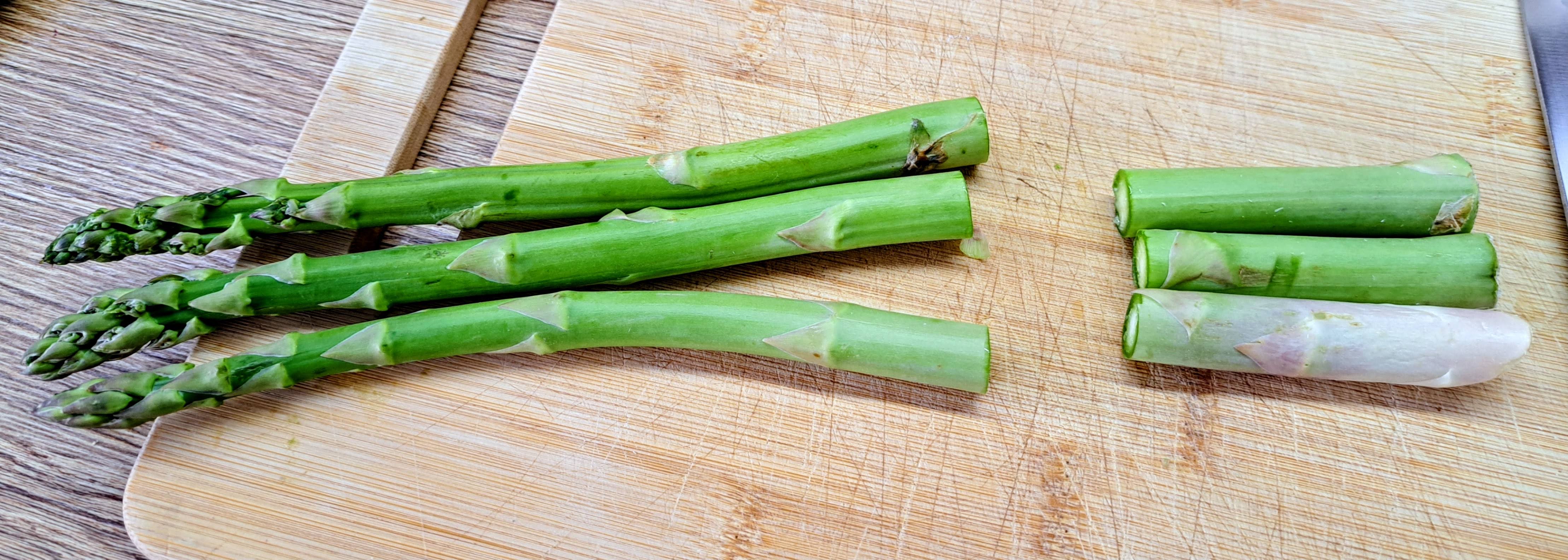 So šparlge odrežeme zdrevnatené konce