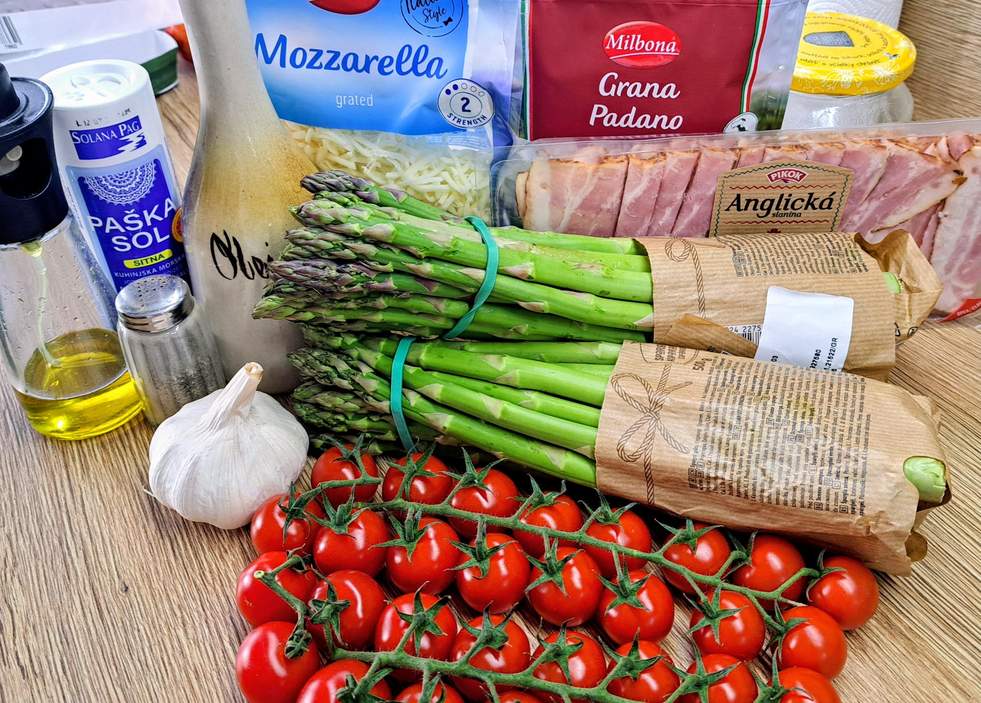 Suroviny potrebné na zapečenú špargľu so slaninou, cherry paradajkami a syrom