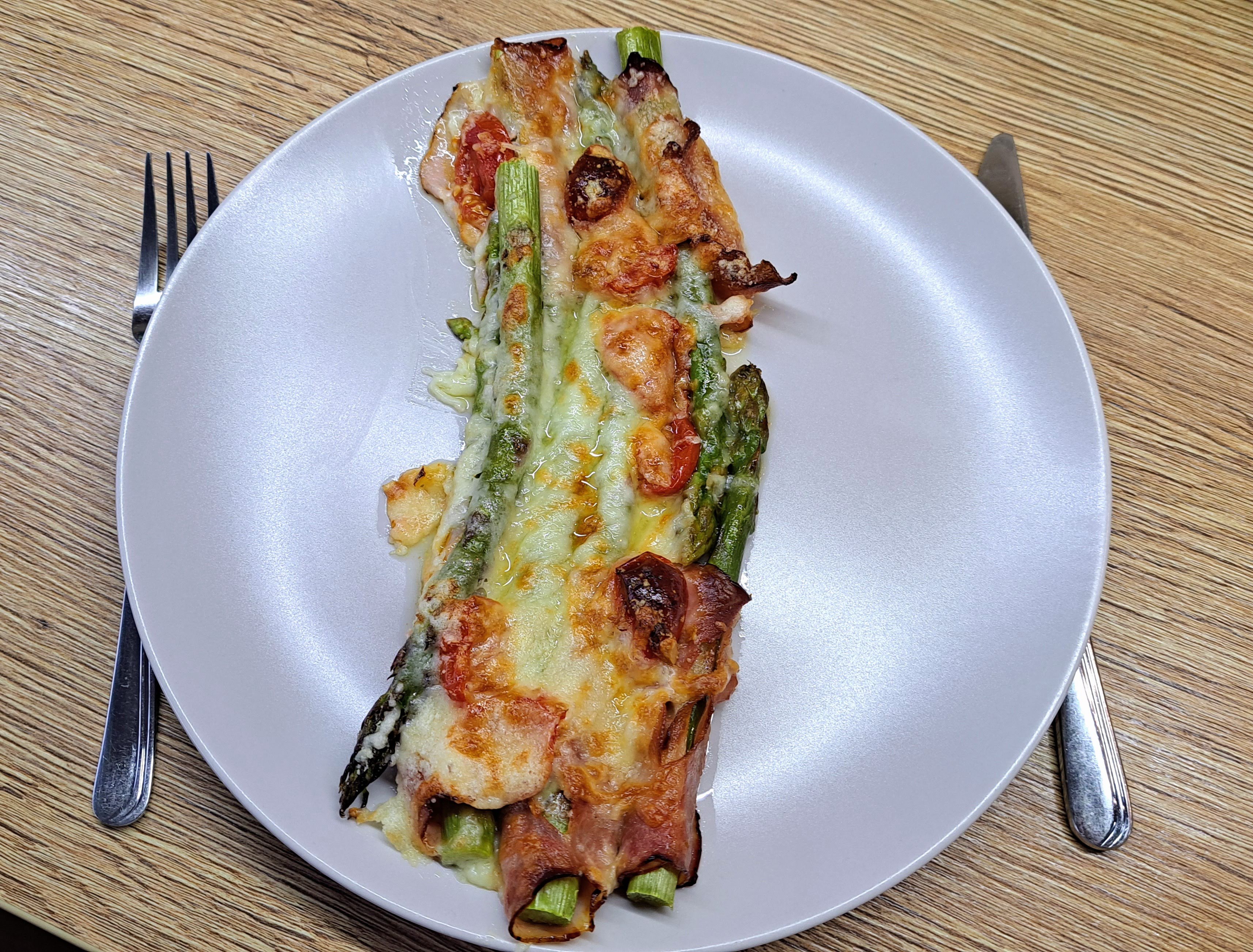 Zapečená špargľa so slaninou, cherry paradajkami a syrom - recept na prípravu