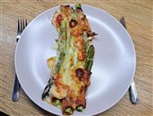 Zapečená špargľa so slaninou, paradajkami a syrom