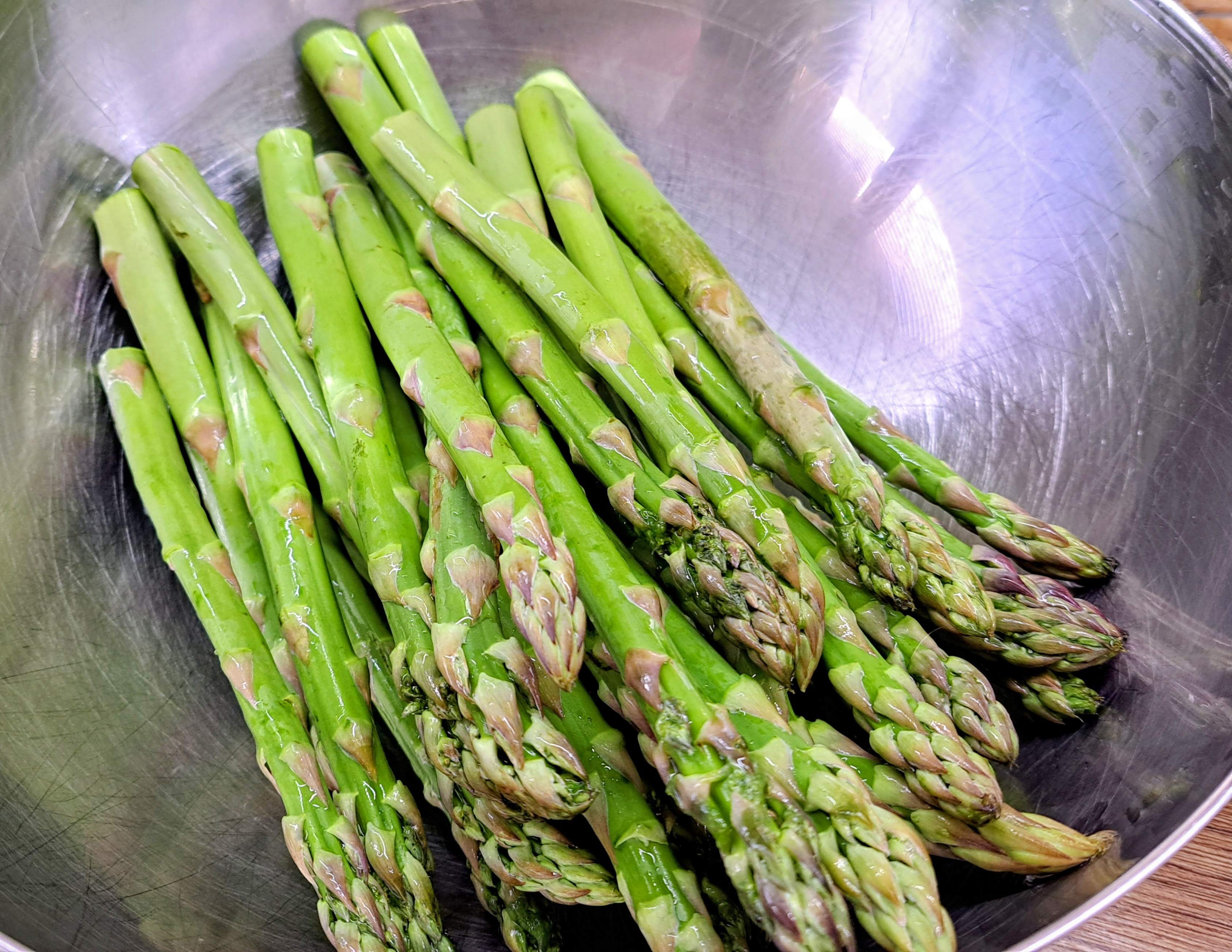 Špargľu dôkladne umyjeme