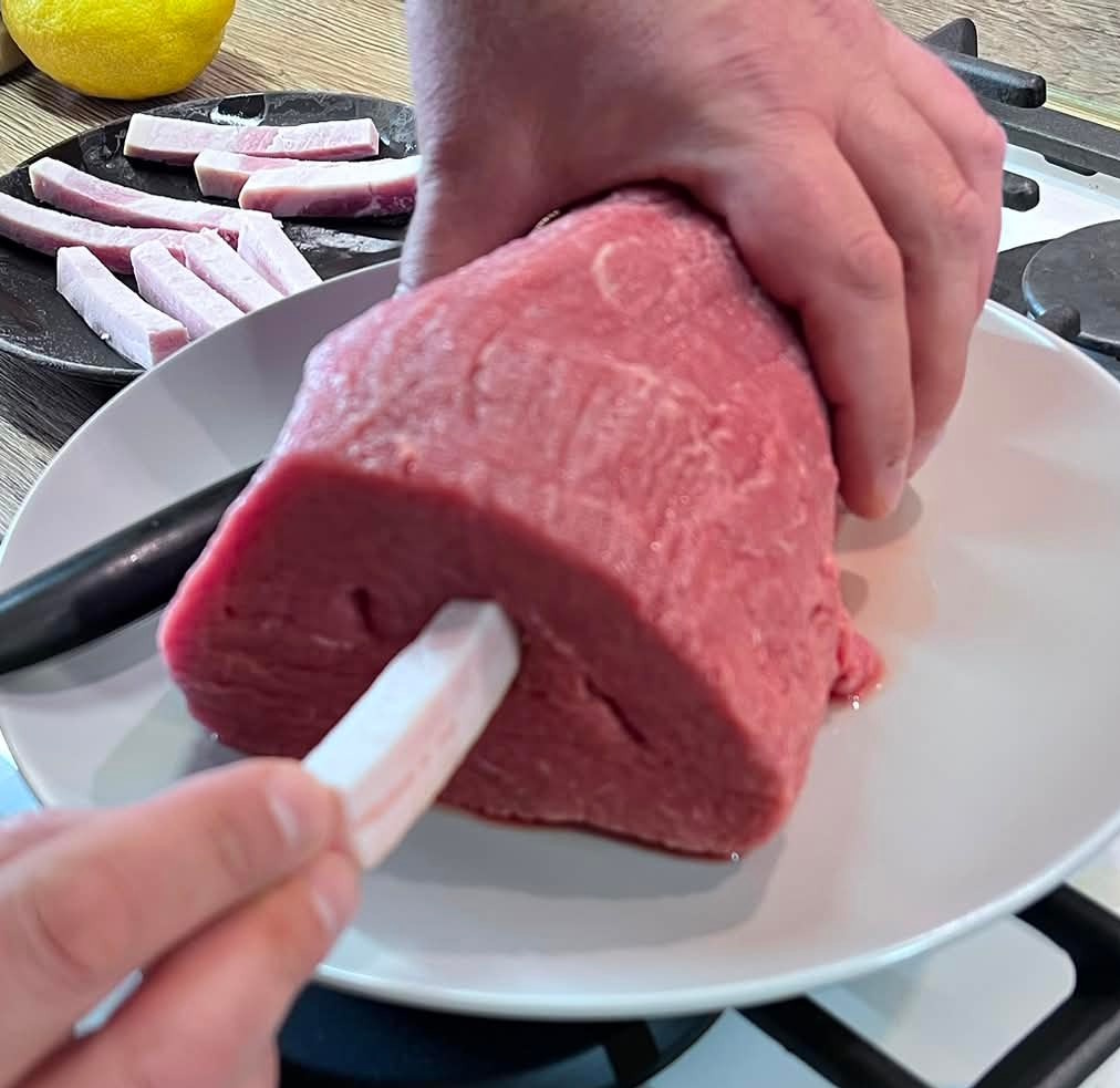 Do mäsa vložíme kúsky zmrznutej slaniny