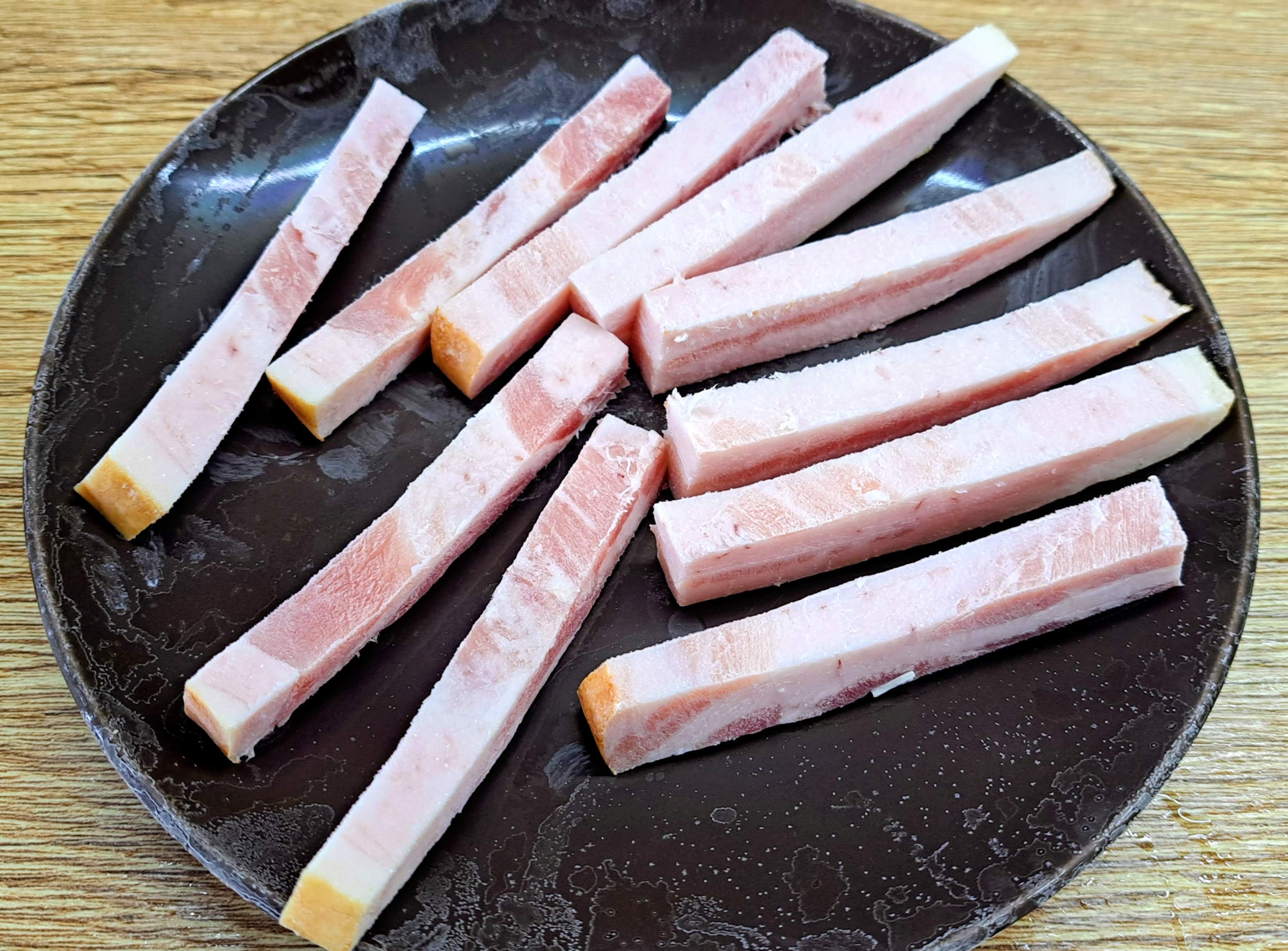 Ako prvé si pár hodín vopred nakrájajte slaninu na prúžky a dajte ju do mrazničky