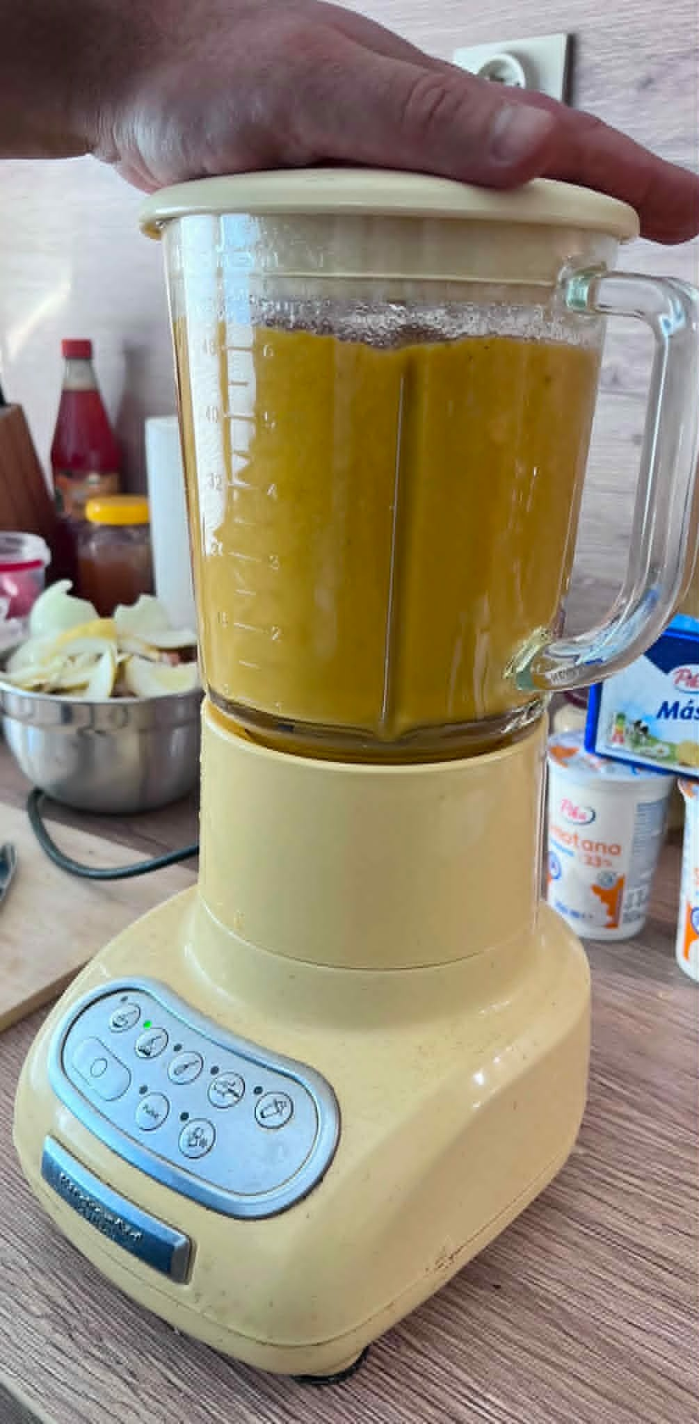 Zmes preložíme do mixéra a rozmixujeme do hladka