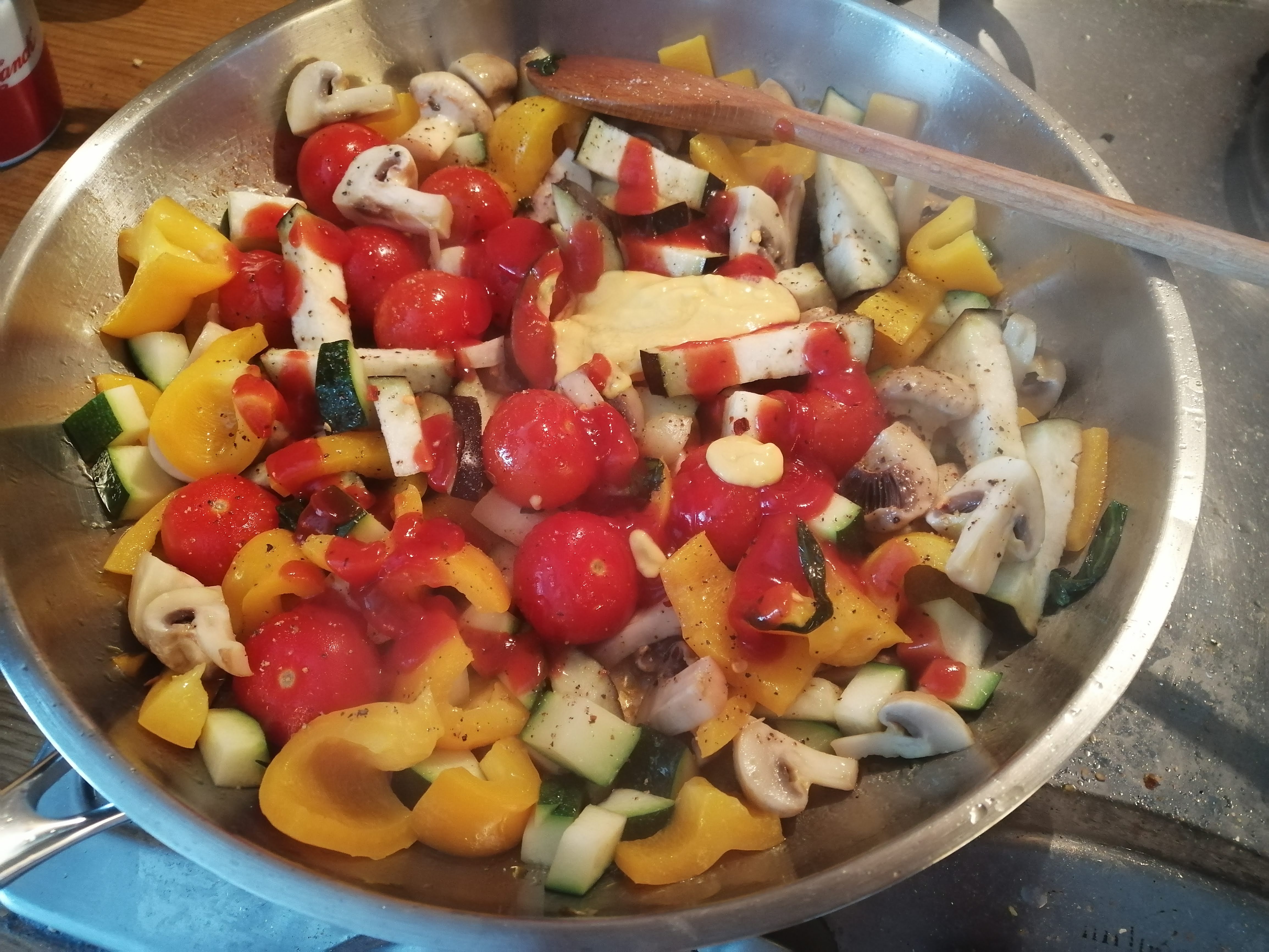 Zeleninu – červenú a žltú papriku, baklažán, cuketu, šalotku a šampiňóny nakrájame