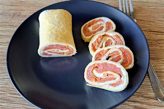 Tortilla wrap s údeným lososom - roláda