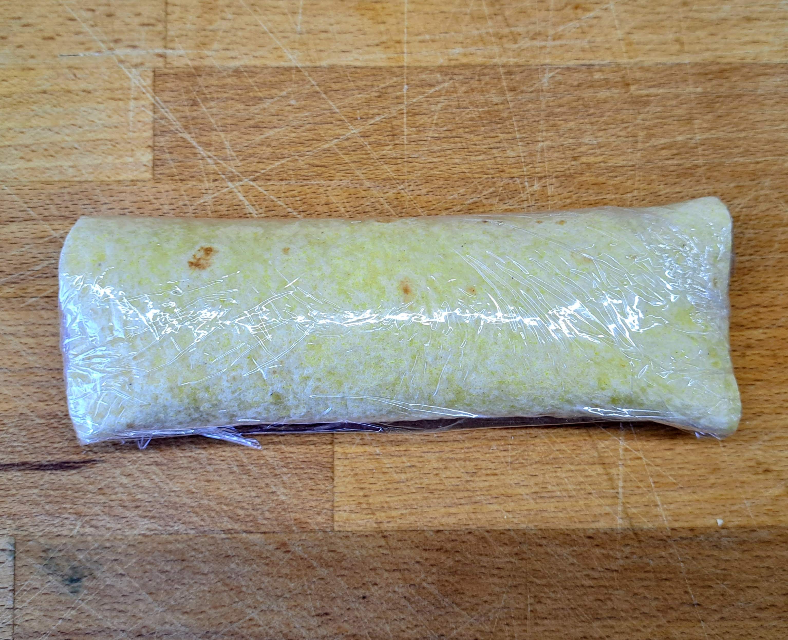 Wrapy zabalíme do fólie a odložíme na pol hodiny do chladničky.