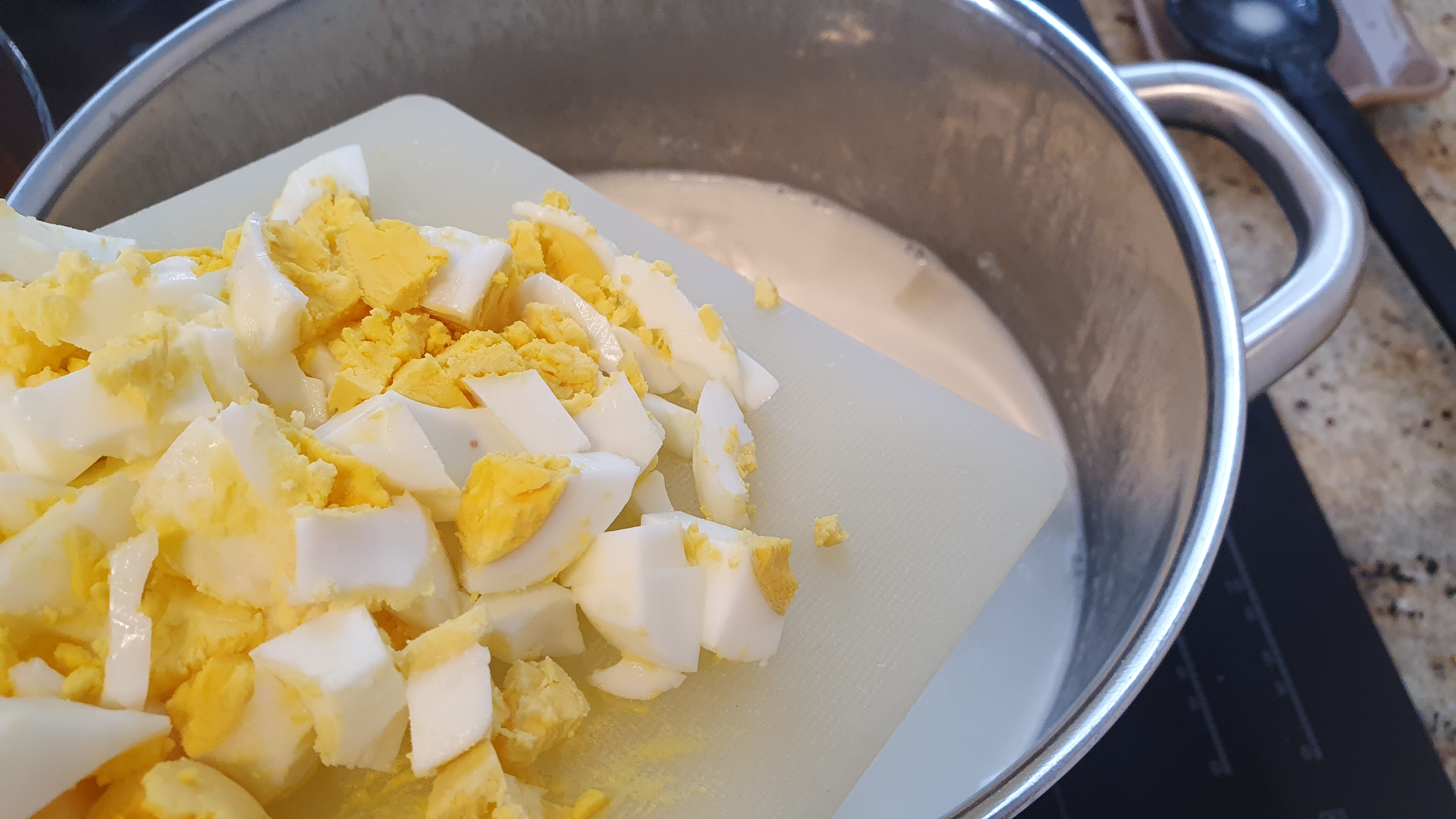 Keď sú zemiaky takmer mäkké, nalejeme do hrnca mliečnu zmes, zamiešame, necháme zovrieť a ešte 5 minút povaríme.