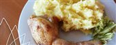 Pečená stonožka so zemiakovou kašou a uhorkovým šalátom