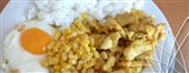 Kuracie karí s ryžou, kukuricou a volským okom (alias Žltobiele jedlo)