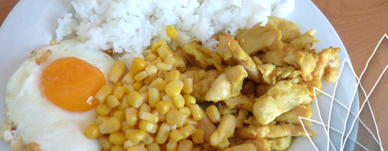 Kuracie karí s ryžou, kukuricou a volským okom (alias Žltobiele jedlo)