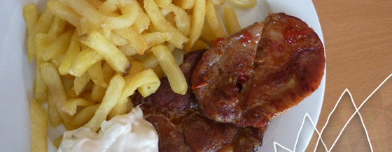 Pečené mäso s hranolkami a tatarkou