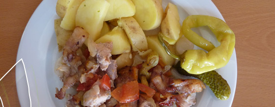 Pečené mäso so zemiakmi varenými so šupkou