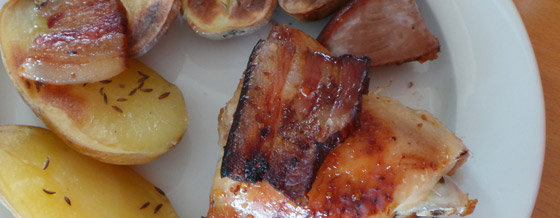Pečené kuracie stehná s kačacími prsiami na mede a pečené zemiaky so slaninou