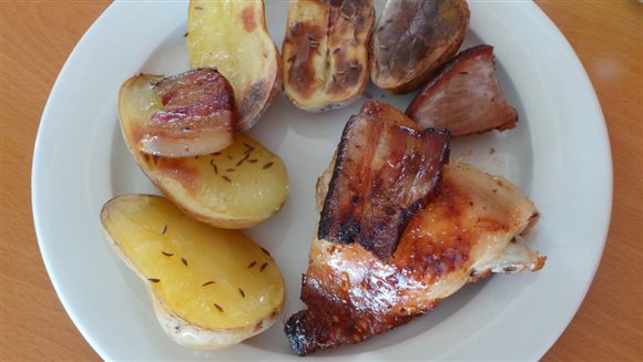 Pečené kuracie stehná s kačacími prsiami na mede a pečené zemiaky so slaninou – recept