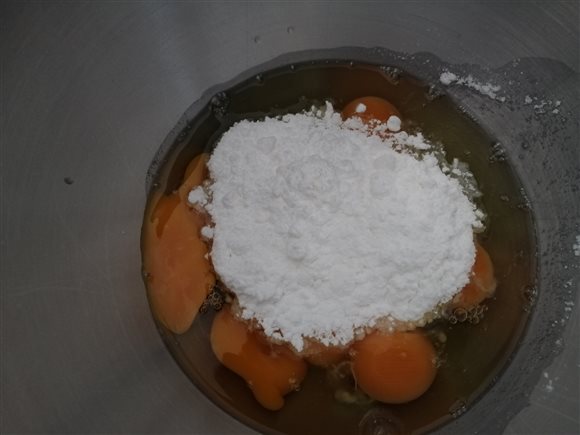 Zákusok Bolero - Šesť celých vajíčok so šiestimi polievkovými lyžicami práškového cukru vyšľaháme do peny.