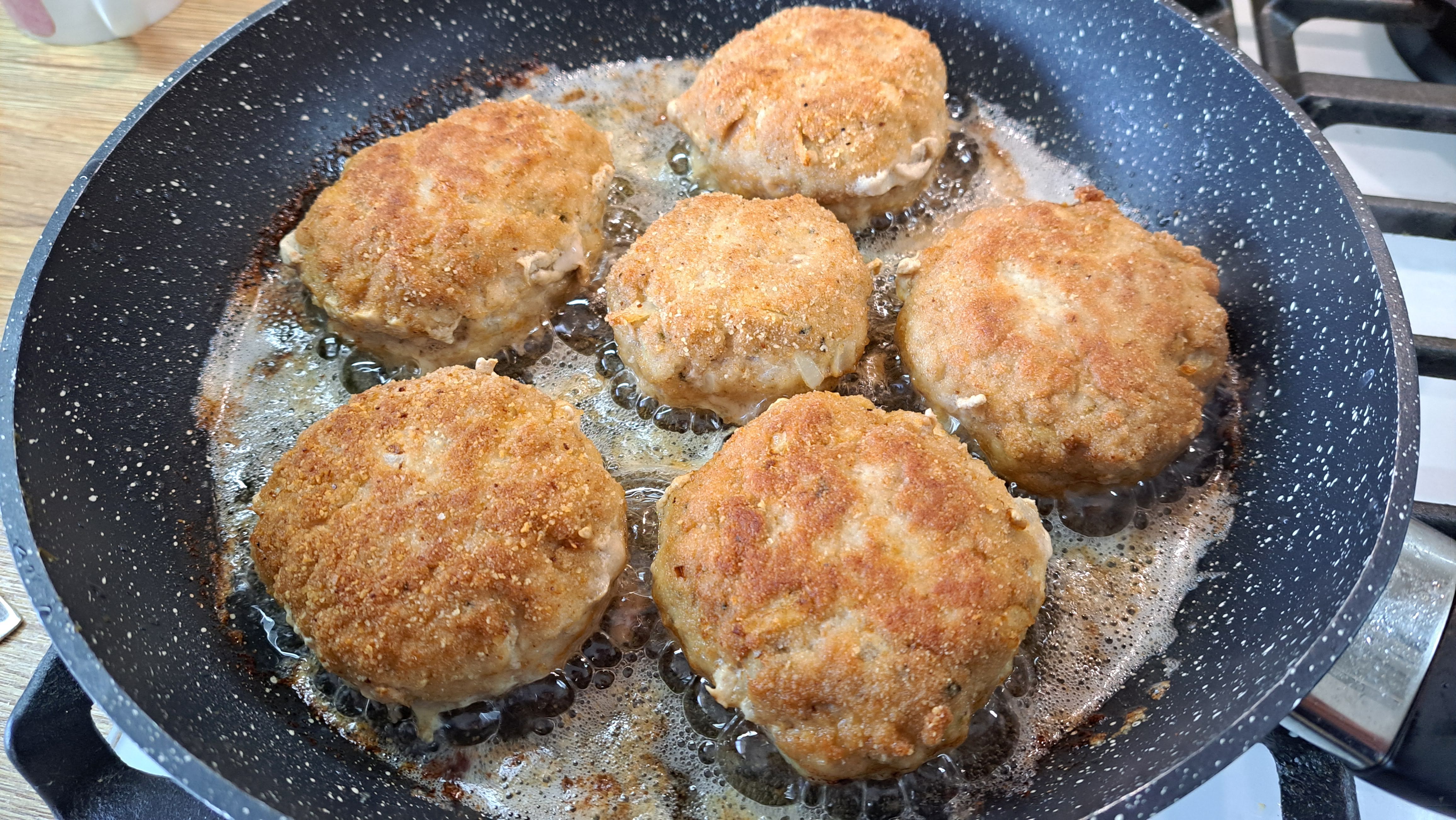 Fašírky smažíme z obidvoch strán 5 – 7 minút na stredne silnom plameni tak, aby strúhanka zhnedla