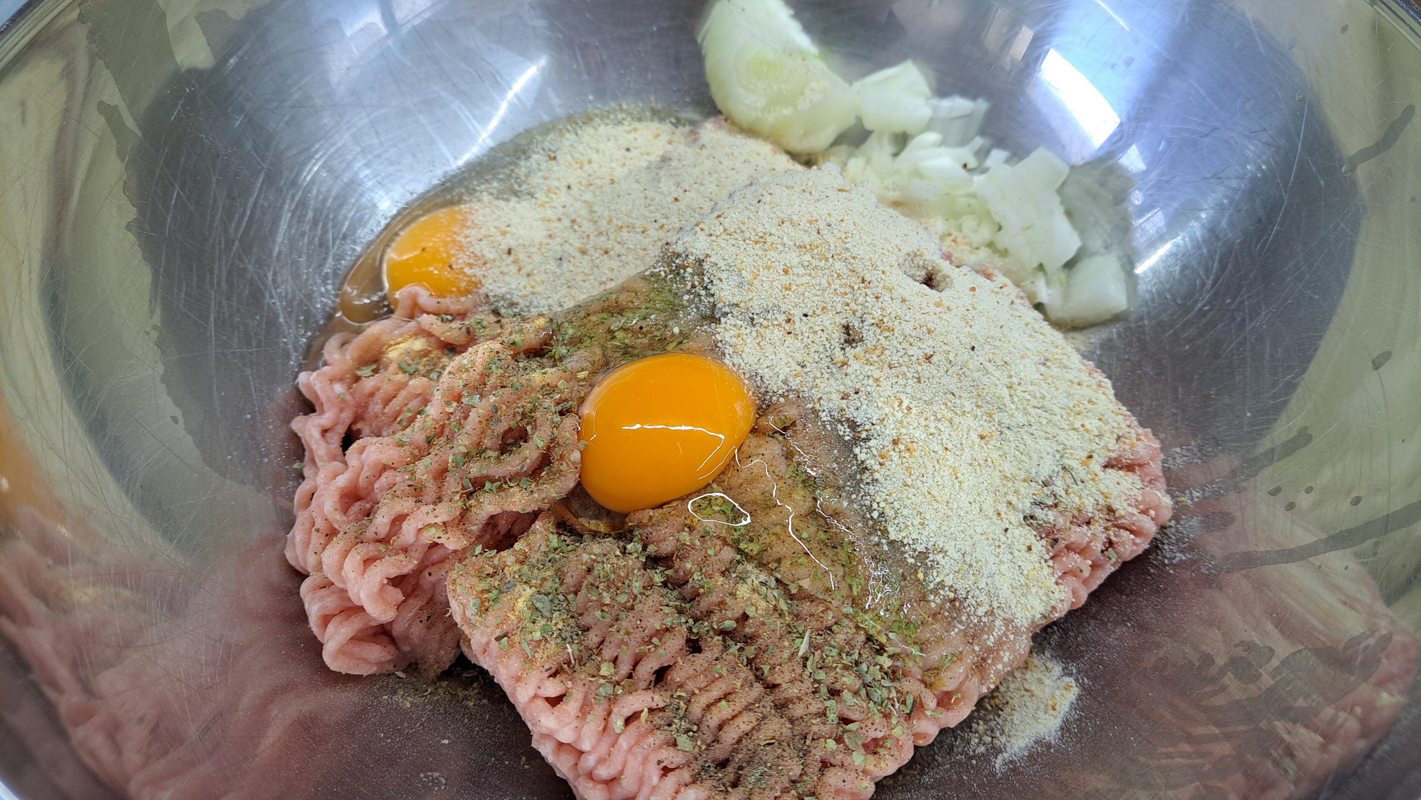 V mise zmiešame mleté bravčové a hovädzie mäso spolu so strúhankou, nadrobno nakrájanou cibuľou, dvoma slepačími vajcami, plnotučnou horčicou, čiernym mletým korením, sušeným drveným majoránom a morskou soľou