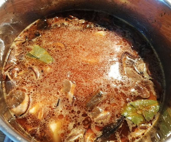 Hubová polievka nakyslo - dolejeme vodu a pridáme nakrájané zemiaky